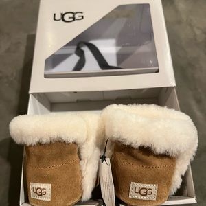 UGG New Lassen Genuine Shearling Crib Shoe, Size 4/5